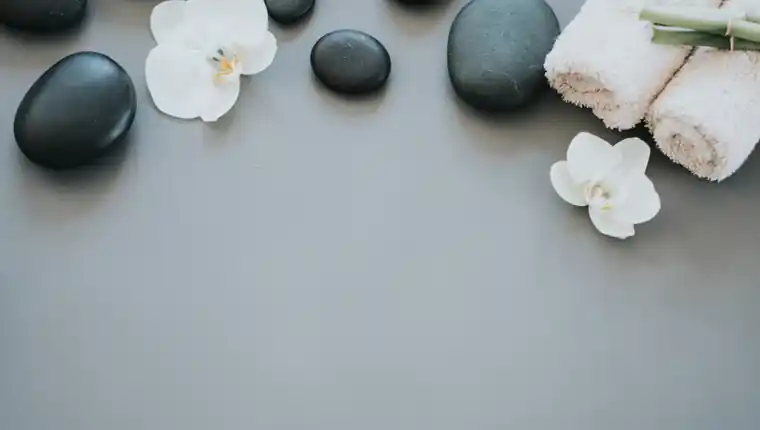 스파 스톤과 흰 꽃 장식